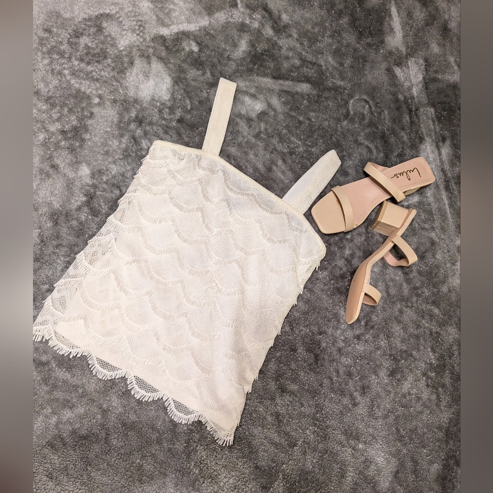 ANN TAYLOR, FUN, FLIRTY & FEMININE!! Cream scalloped lace, fully lined tank, XS
